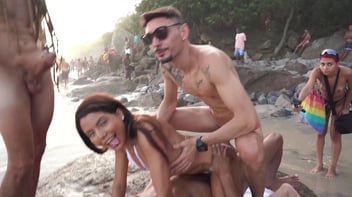 Novinha piranha carioca fazendo suruba e DP sem camisinha na praia