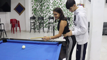 Garotão pervertido traçando aquela puta novinha amadora no sofá
