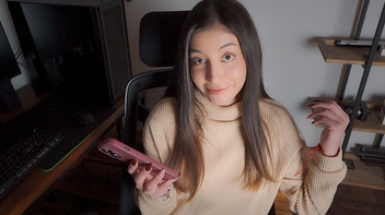 Novinha passando lubrificante na bunda para foder gostoso no porno anal