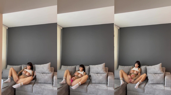 Puta essa moreninha novinha é flagrada se masturbando no sofá de casa