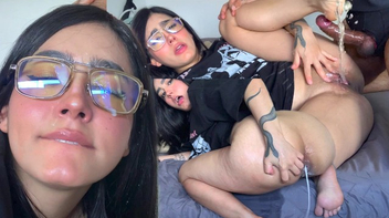 Moreninha essa puta nerd faz oral nervoso e toma gozada