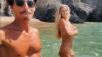 Vídeo de foda na praia de nudismo com a gata loita metendo muito