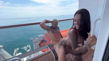 Morena atriz porno sentando na pica do namorado no navio