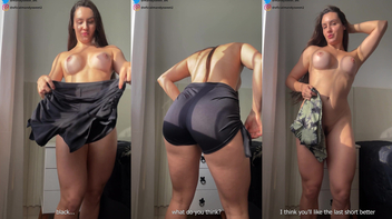 Gata tetuda de short legg mostrando suas belas curvas no strip