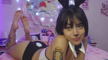 Morena essa vadia vestida de cosplay goza muito com seu brinquedo