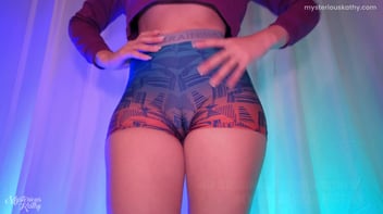 Gostosa essa rabuda de calça legg vai se exibindo toda arreganhada
