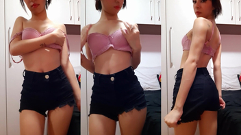 Amadora essa vadia sexy faz strip e cai na net se tocando