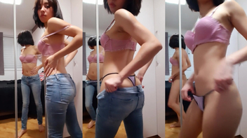 Gostosa essa magra novinha jeitosa fazendo strip delicioso