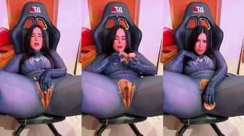 Video da gostosa mulher aranha pelada com seu vibrador grande
