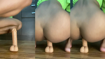 Vídeo xxx da puta com seu consolo na xoxota grande carnuda