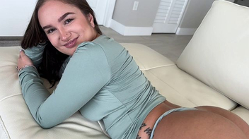 Gostosa a novinha safada sexy é bolinada e fodida com carinho