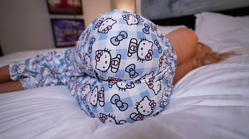 Madrasta acordando com pauzão grosso dentro de sua buceta carnuda no xxx