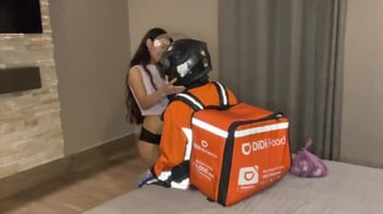 Entregador roludo dando pica aquela bucetuda amadora nua