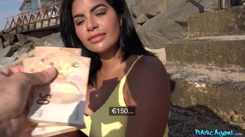 Gata a peituda dá gostoso sua buceta na praia pública