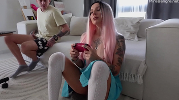 Padrasto fode a bunda da enteada gamer nerd pela primeira vez