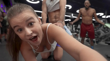 Novinha infiel dando ao personal safado na academia