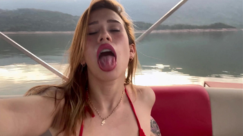 Fodendo gostoso no barco com aquela ruiva tarada chupeteira