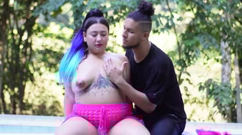 Massagista malandro fazendo a cliente gordinha esguichar de prazer