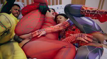 Duas vagabundas fantasiadas dando o cu pra um dotado depois do evento cosplay