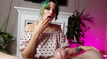 Gata novinha sexy amadora com cabelo colorido chupando pau grande do namorado