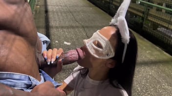 Coelhinha safada faz sexo ao ar livre em público com aventureiro