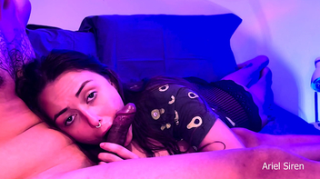 Chupada gostosa de pica com esporrada em seu rostinho bonito