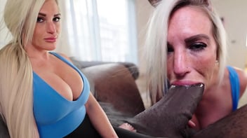 Chupeteira a cavala loira americana faz oral e dá a xoxota rosada