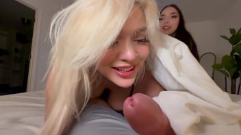 Loira e morena de fio dental devorando pirocão nas bocas transando