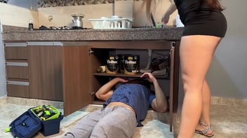 Colombiana gostosa fazendo oral e dando seu cuzinho quente na cozinha