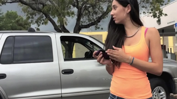 Safada faz sexo dentro do carro em troca de dinheiro