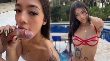 Ninfeta morena sexy de biquini vermelho na piscina fazendo sexo oral