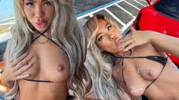 Sexo dentro da ferrari com essa boqueteira loira famosa