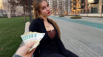 Novinha bem atraente e tesuda dando sua buceta rosa raspada com vontade