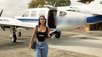 Colombiana e seu pauzudo safado na putaria gostosa dentro do avião