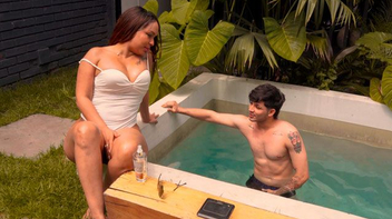 Peituda arreganhada na cadeira fazendo sexo com orgasmos