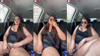 Namorada morena vadia tocando siririca e se masturbando no carro pro namorado