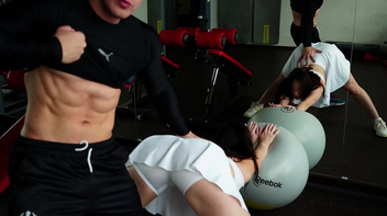 Esticando bucetão daquela gata sexy na academia na melhor foda