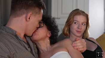 Loira e negra black power chupando branquelo e metendo juntas