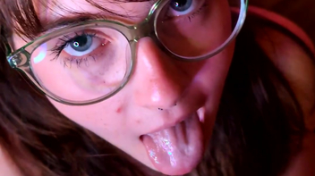 Sexo quente carinhoso com novinha linda sexy de óculos