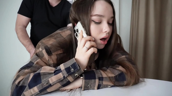 Novinha fala ao celular enquanto dá a bucetona gulosa