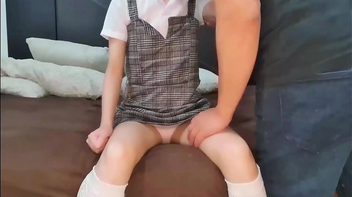 Sexo guloso e forte com novinha da buceta raspada rosada