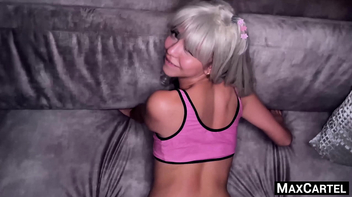 Novinha apaixonada mamando com vontade e sentando gostoso no cacete