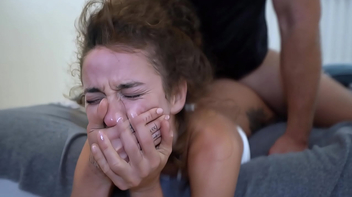 Safada grita muito enquanto fode até sair toda gozada na metida