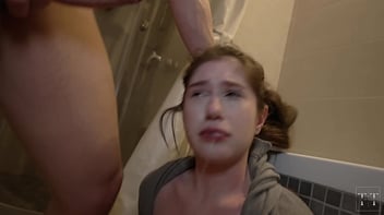 Tratando a namorada magrinha branquela como vadia particular até gozar dentro