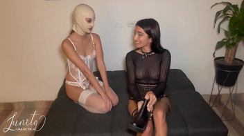 BDSM gostosas mascaradas dando as bucetas na orgia