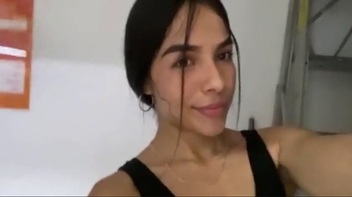 Puta essa moreninha devassa faz strip e se consola com amor