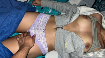 Vadia da novinha da buceta carnuda comida com tesão sem parar