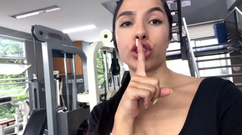 Gata rabuda sexy da academia se masturbando peladinha depois do treino