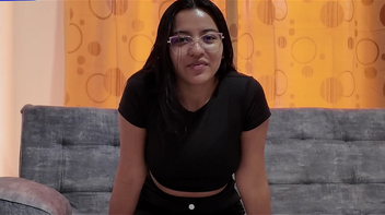 Nerd safadinha deliciosa chupando o amigo e sentando gostoso no pau dele