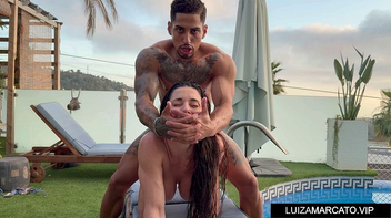 Famosa cheia de óleo no corpo sendo massageada e fodida